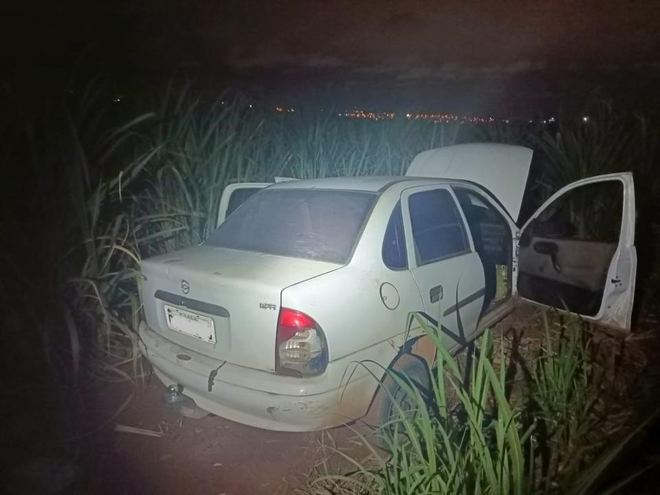 Foto 2 de 2 — Força Tática flagra dupla “depenando” veículo em Américo Brasiliense